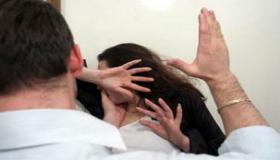 زوج يعنف زوجته بالشارع العام ويرميها بمجرى الواد الحار بطنجة