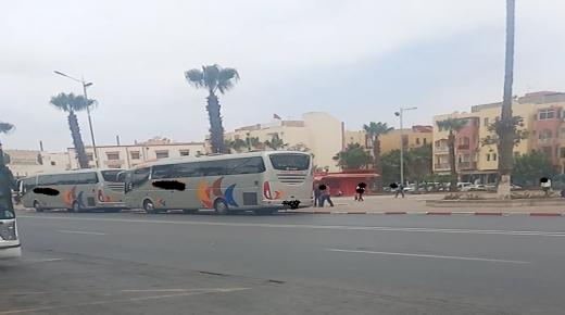 جمعيات حقوقية تدخل على خط فوضى حافلات نقل المسافرين على طول شارع الجيش الملكي بانزكان