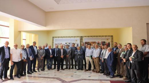 مقر عمالة إنزكان أيت ملول يحتضن اجتماعا موسعا لمناقشة خلاصة الدراسة المنجزة بشراكة مع وزارة الفلاحة وجهة سوس ماسة والبنك الدولى حول إحداث منصة دولية لتسويق المنتوجات الغذائية و الفلاحية بجهة سوس ماسة.
