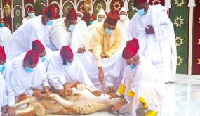 الملك يؤدي “صلاة العيد” وينحر الأضحية في إقامته بالمضيق