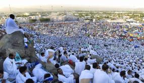 حجاج بيت الله الحرام يقفون على “صعيد عرفة”