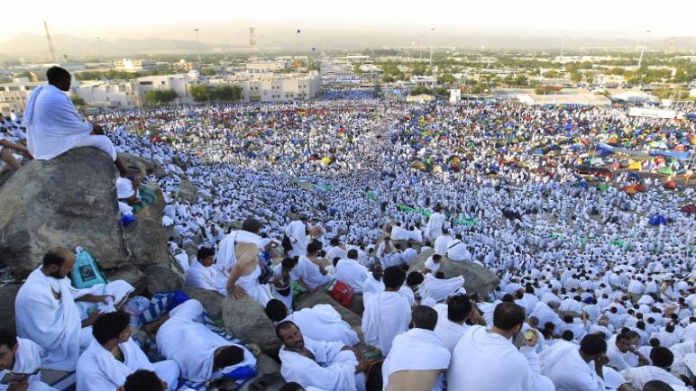 حجاج بيت الله الحرام يقفون على “صعيد عرفة”