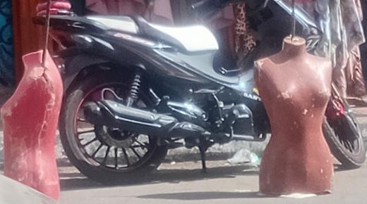 إنزكان: حواجز أمام المحلات التجارية من يحمي الملك العمومي؟