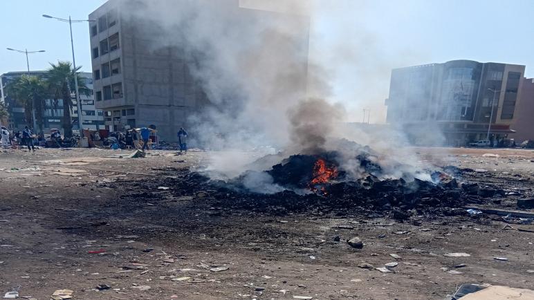 إنزكان: سوق الخضر القديم بعد هدمه يتحول إلى جوطية وحرق الأزبال وسط دخان خانق