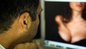 الإبتزاز والنصب بمقاطع فاضحة يقودان متهما إلى المحاكمة