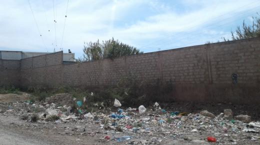 سور بحي العرب بازرو ايت ملول يهدد حياة مئات التلاميذ والجهات المسؤولة عاجزة عن التدخل…!!!