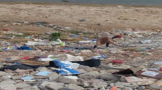 مريض بالسرطان يقوم بتنظيف ما عجزت الجهات المختصة فعله من الحفاض على البيئة بازرو ضواحي ايت ملول..