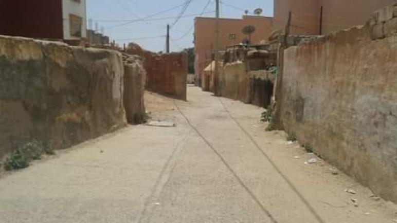 منازل مهجورة وايلة للسقوط تثير غضب ساكنة حي سيدي عبد الكريم باسفي .