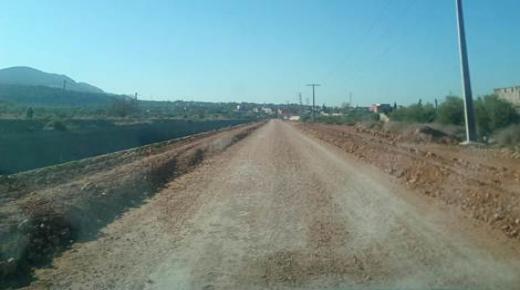 معاناة مستعملي الطريق الرابطة بين أفورار و بني عياط مع بطء الأشغال بأزيلال