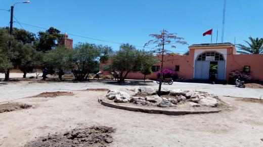 أشجار ونباتات يطالها التخريب بمؤسسة عمومية والمسؤول الأول في سبات عميق باولاد عمران بإقليم سيدي بنور..!!!