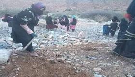 نساء تزركين بتارودانت يخلقن الحدث بعد فشل المنتخبين والمسؤولين في إصلاح ما خلفته الفيضانات الاخيرة ….!!!