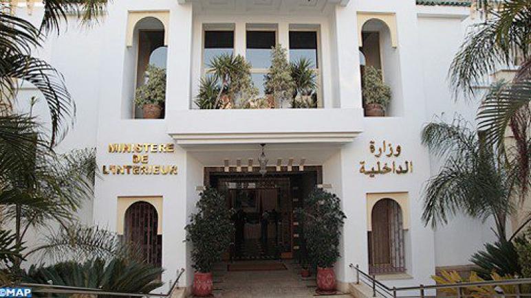 فتح تحقيق حول شريط فيديو يظهر قيام شخص بزي وظيفي بتعريض شخص آخر للعنف والاعتداء الجسدي