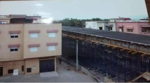 تشييدُ قنطرة وسط حي سكني بتمارة يثيرُ غضب السّكان