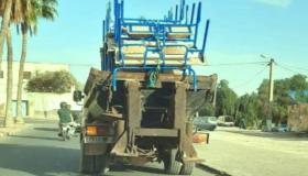 نقل مقاعد مدرسية بإنزكان آيت ملول على متن شاحنة للأزبال لإيصالها إلى مؤسسات تعليمية يثير غضب رواد المواقع الإجتماعية