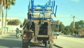 نقل مقاعد مدرسية بإنزكان آيت ملول على متن شاحنة للأزبال لإيصالها إلى مؤسسات تعليمية يثير غضب رواد المواقع الإجتماعية
