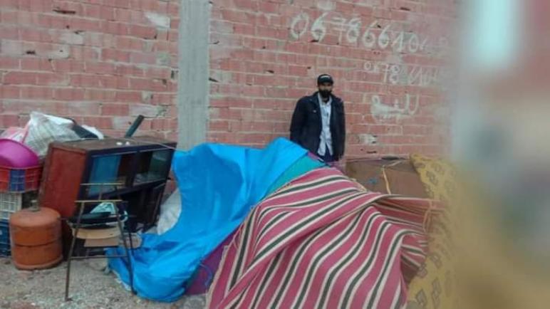 أسرة تجد نفسها بالعراء و تحت المطر بجرسيف