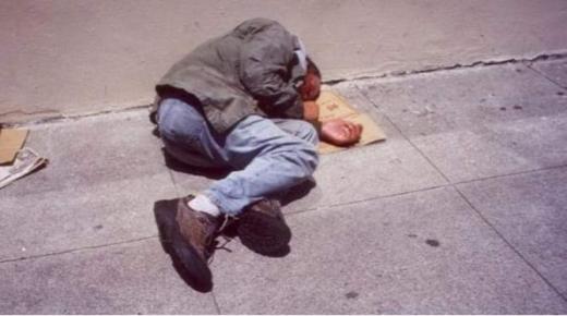 موجة البرد القارس تنهي حياة متشرد بالشارع العام بالصخيرات