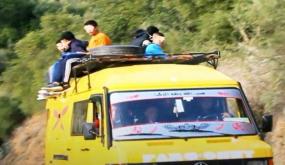 على شاكلة “نقل الأكباش”: تلاميذ بـ”المغرب المنسي” يصارعون “الموت” في طريق الوصول إلى “حجراتهم” الدراسية