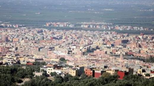 مسؤولون أمريكيون ومغاربة يزورون موقع بناء مركز التكوين الصحي ببني ملال