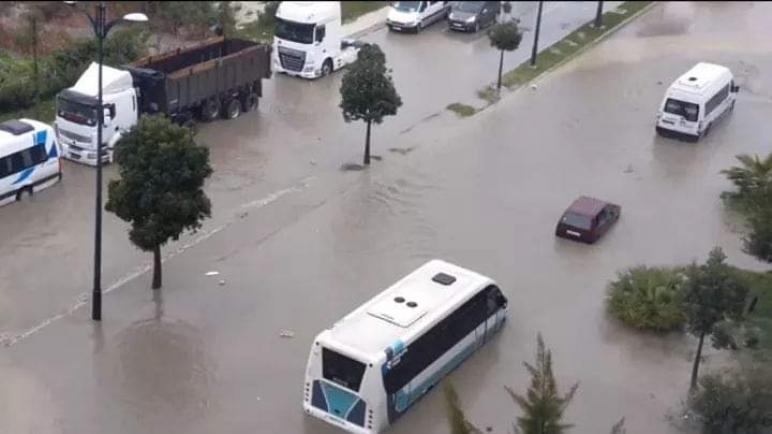 سيناريو الدار البيضاء يتكرر في طنجة.. المدينة تغرق بسبب مياه الأمطار