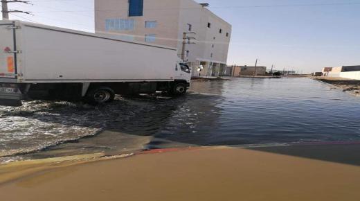 مقذوفات أنابيب الصرف لإحد الوحدات الصناعية المعروفة بالمنطقة الصناعية بمدينة المرسى العيون تسبب كارثة بيئية