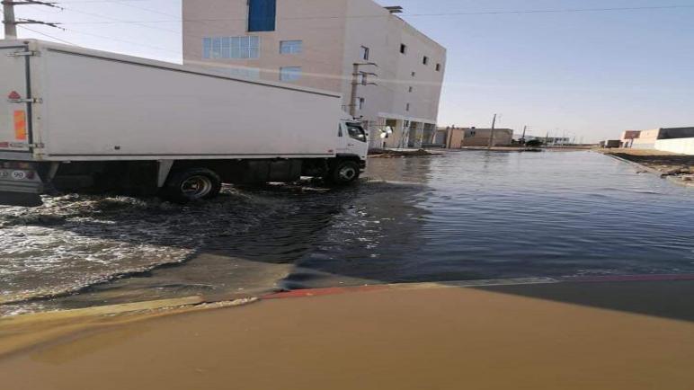 مقذوفات أنابيب الصرف لإحد الوحدات الصناعية المعروفة بالمنطقة الصناعية بمدينة المرسى العيون تسبب كارثة بيئية