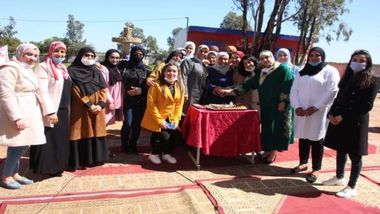الاطر التربوية بمجموعة مدارس سيدي بنور تحتفل باليوم العالمي للمرأة