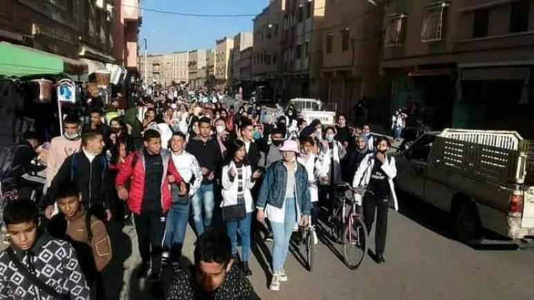 تلاميذ يقاطعون الدراسة ويخرجون في مسيرات احتجاجا على تعنيف الأساتذة بالرباط