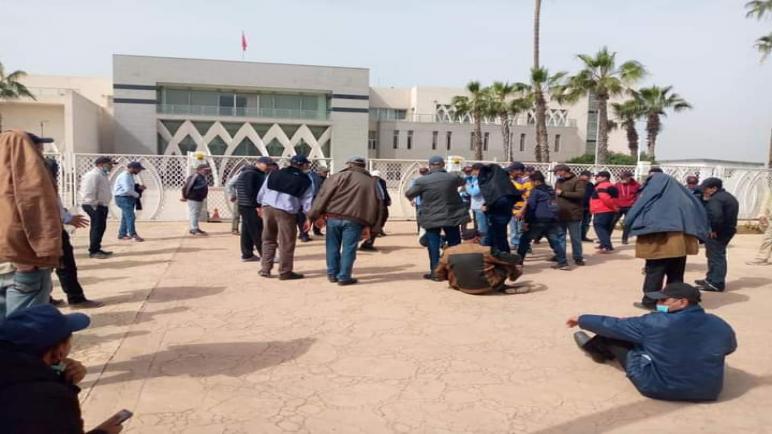حراس الأمن الخاص العاملين بالمؤسسات التعليمية يحتجون امام المديرية والعمالة بسيدي بنور