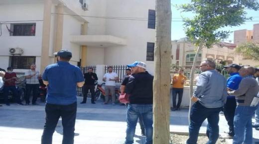 الأساتذة المتعاقدين في وقفة احتجاجية أمام المحكمة الإبتدائية بجرسيف تنديدا بمحاكمة زملائهم