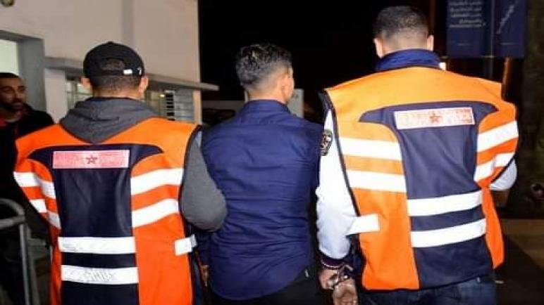 الدار البيضاء.. فتح بحث قضائي مع شرطي واثنين من أبنائه يشتبه في تورطهم في قضية تتعلق بعدم الامتثال وعرض مفرقعات وشهب نارية مهربة للبيع