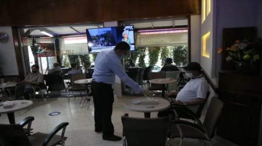 فرض جواز التلقيح يقلق مهنيي المقاهي والحمامات بشأن “الصدام مع الزبائن”