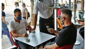 أرباب المقاهي يرفضون تعويض السلطة في مطالبة الزبائن بـ”جواز التلقيح”