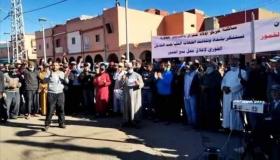 ساكنة أولاد عمران إقليم سيدي بنور تنتفض في وقفة احتجاجية مطالبة بسحب الترخيص لمحل بيع المشروبات الكحولية