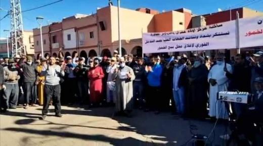 ساكنة أولاد عمران إقليم سيدي بنور تنتفض في وقفة احتجاجية مطالبة بسحب الترخيص لمحل بيع المشروبات الكحولية