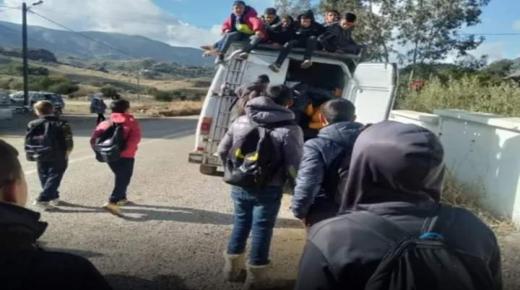 تازة.. صورة لتلاميذ فوق سطح سيارة للنقل السري تلهب مواقع التواصل الإجتماعي