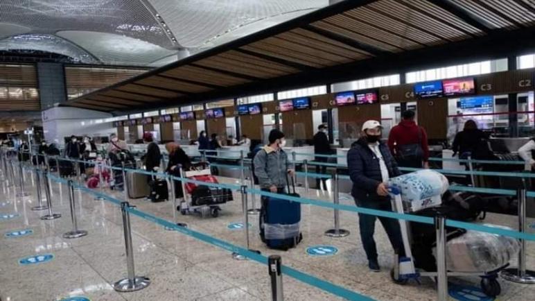 مغاربة عالقون خارج المملكة ينشدون العودة وينتظرون قرار السلطات