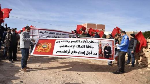 ساكنة أولاد النومر بجماعة المعدر الكبير تحتج بسبب “الترامي على أراضيها السلالية”