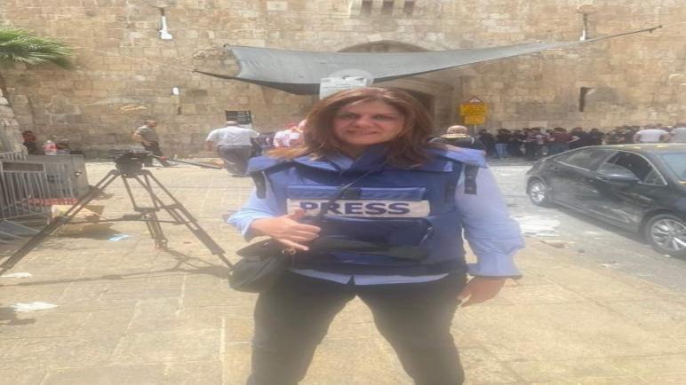 استشهاد صحفية الجزيرة شيرين نصري أبو عاقلة برصاص الجيش الإسرائيلي وإصابة زميلها …