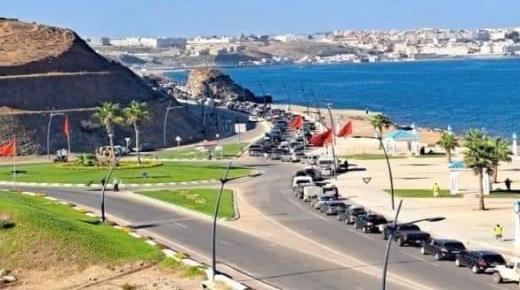 طوابير من سيارات المهاجرين قُبيْل دخول معبر سبتة