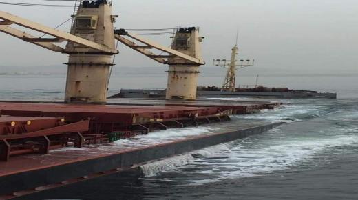 غرق سفينة ضخمة على بعد 200 متر من سواحل جبل طارق بعد اصطدامها بسفينة أخرى