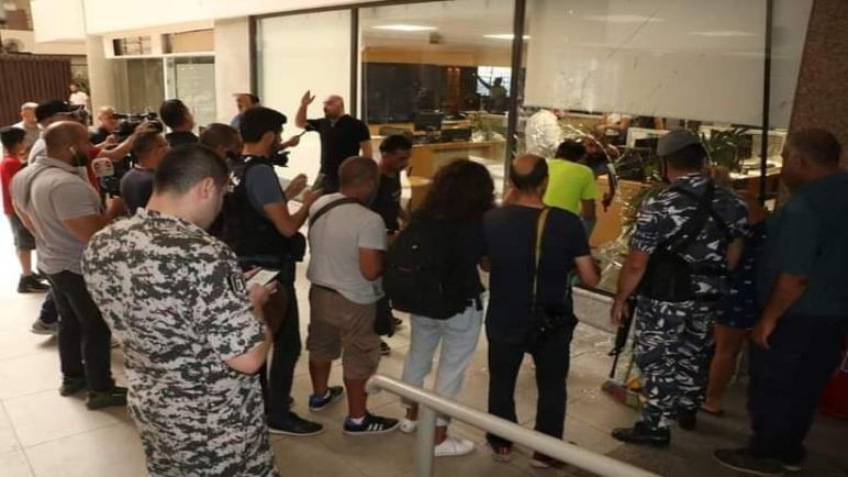فتاة تقتحم مصرفاً في بيروت وتهدد بإحراق نفسها والموظفين