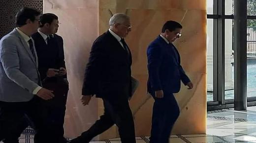 وزير العدل الجزائري يسلم رسالة المشاركة في القمة العربية لوزير الخارجية المغربي