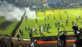 ارتفاع عدد وفيات أعمال الشغب في ملعب كرة قدم بإندونيسيا الى 129 شخصاً