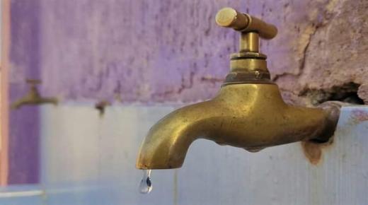 انقطاع مياه الشرب دون سابق إنذار يثير استياء ساكنة إبن أحمد، وعدد منهم يلجأ إلى حلول بديلة