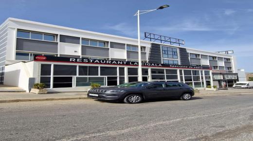 مطعم بالمنطقة الحرة مجاور لمصحة البوغاز يتحول إلى بورديل ويشكل مصدر ازعاج للمرضى والشركات المجاورة