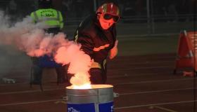 الشهب النارية تتسبب في بتر أصابع مشجع