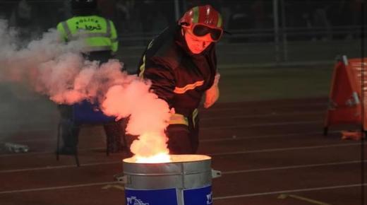 الشهب النارية تتسبب في بتر أصابع مشجع