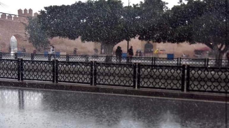 أمطار قوية الاثنين والثلاثاء بعدة مدن مغربية