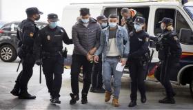 “تهم ثقيلة” تلاحق مغاربة بعد فرارهم من طائرة في برشلونة